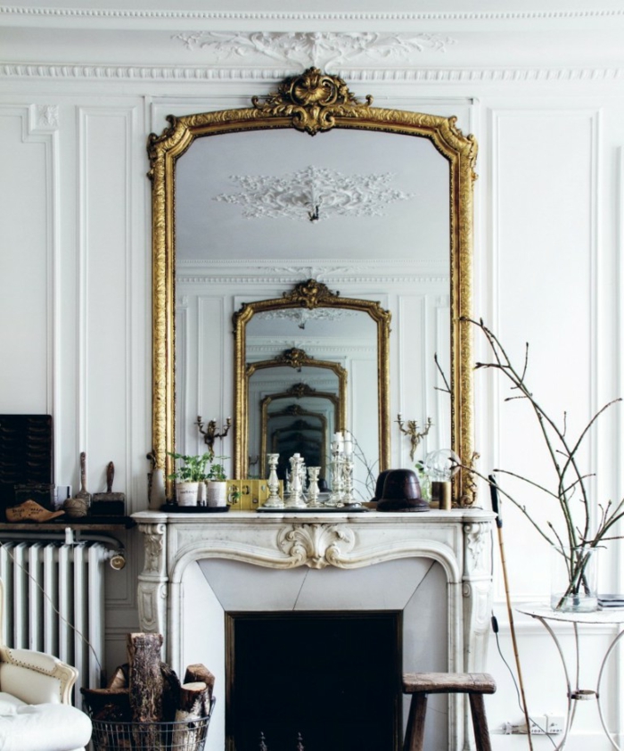 decoracion con espejos para crear un efecto óptico fenomenal, salón en estilo vintage, grande espejo con marco dorado 