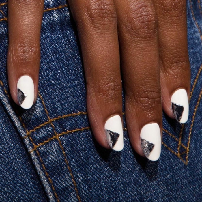 últimas tendencias en la manicura, diseños de uñas con decoración con tonos metálicos, uñas largas ovaladas pintadas en blanco 
