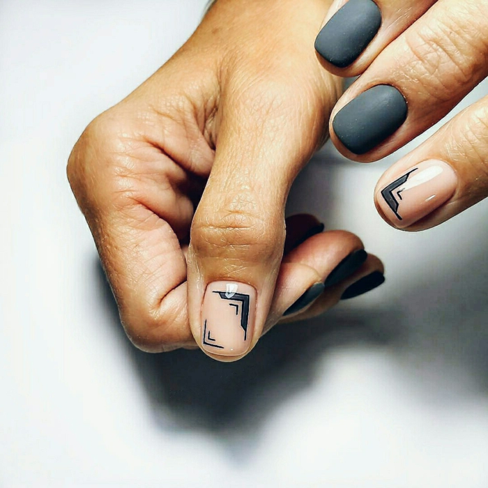 diseños de uñas minimalistas, uñas pintadas en gris oscuro con acabado mate, decoración con elementos gráficos en fondo transparente 