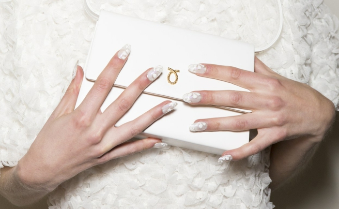 preciosidad en blanco, uñas largas ovaladas con acabado mate y elementos florales, diseños de uñas modernos y elegantes