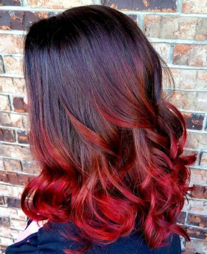 mechas balayage en colores llamativos, pelo castaño osvuro con puntas teñidas en rojo cereza, tendencias en los peinados 2018 