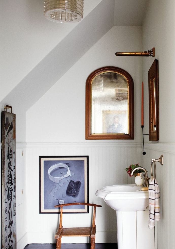 ideas para decorar el baño con espejos vintage, baño de tamaño muy pequeño con decoración de cuadros decorativos y espejos