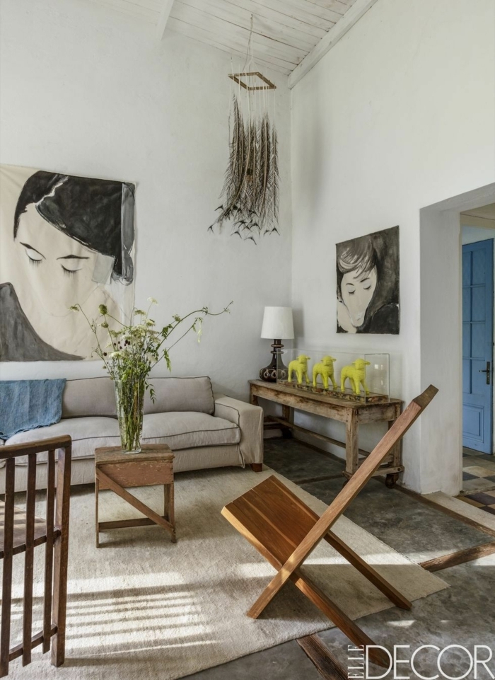 decoración de salones modernos, salón en colores claros con sofá en beige y cuadros decorativos en la pared