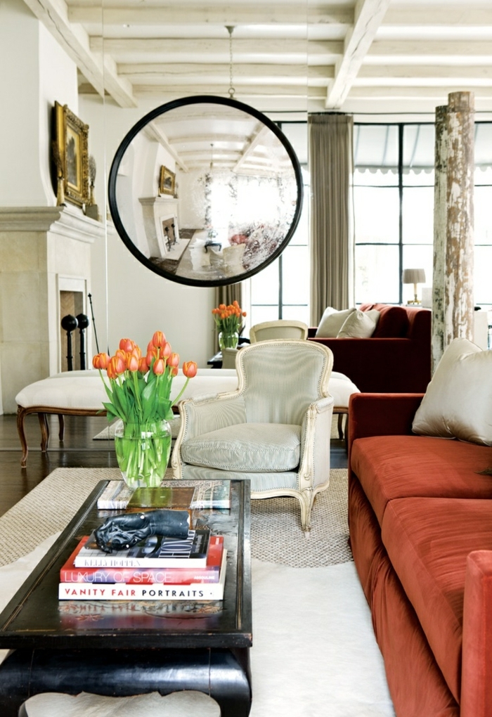 precioso salón con decoración en estilo vintage, ejemplos de espejos vintage, sofá en color salmón y mesa de madera