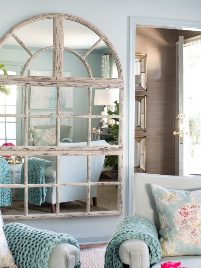 interior en estilo provenzal, espejos vintage con marcos de madera efecto desgastado, muebles y detalles en colores pastel 