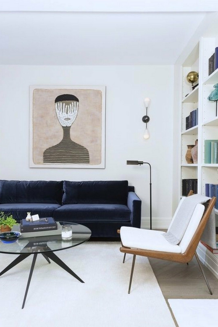 ideas sobre como decorar salones modernos, sofa en azul oscuro tapizado en terciopelo, estanterias con libros 