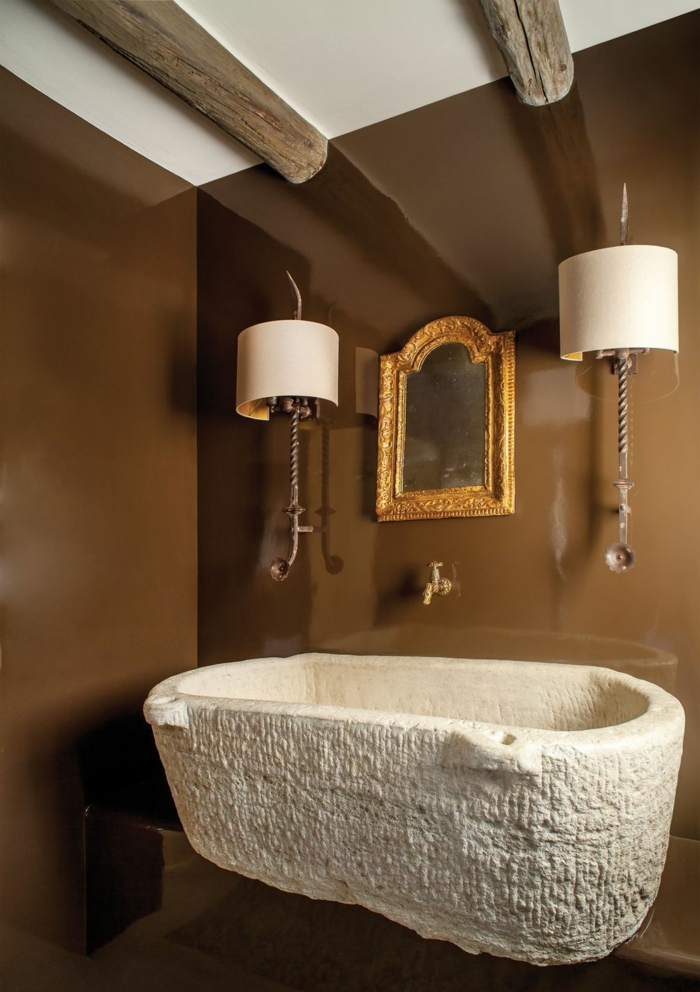 preciosas ideas para decorar el cuarto de baño, espejos para baños en estilo vintage, pequeño espejo con marco dorado, techo con vigas de madera