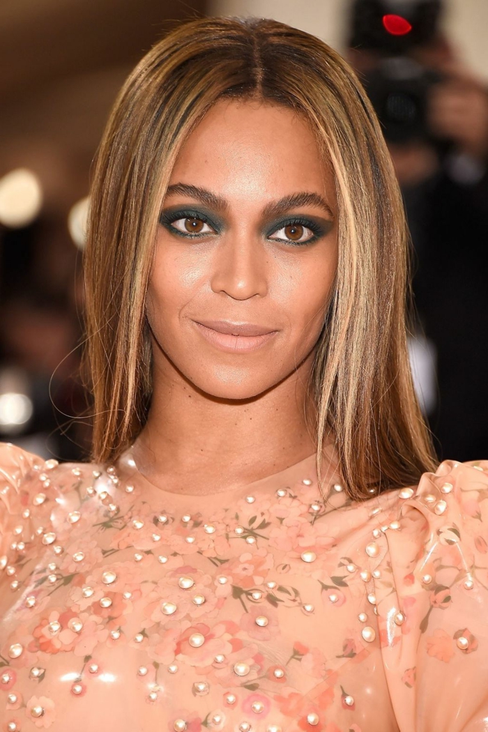 balayage mdoerno, Beyonce con pelo alisado con californianas, pelo castaño claro con mechas rubias, hermoso vestido en color salmón 