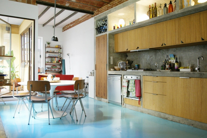 ideas para decorar tu cocina americana, objetos y detalles de madera, comedor pequeño con mesa oval, suelo en azul 