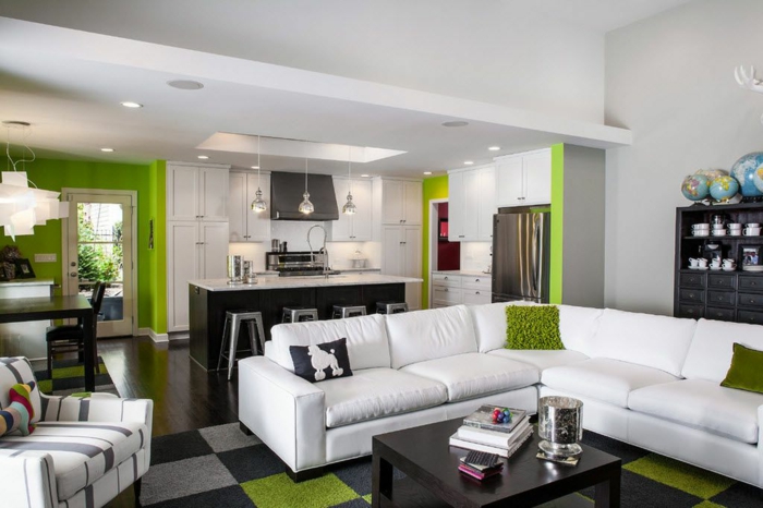cocina americana con salón moderno, decoracion en colores claros con detalles en verde claro, paredes en blanco 