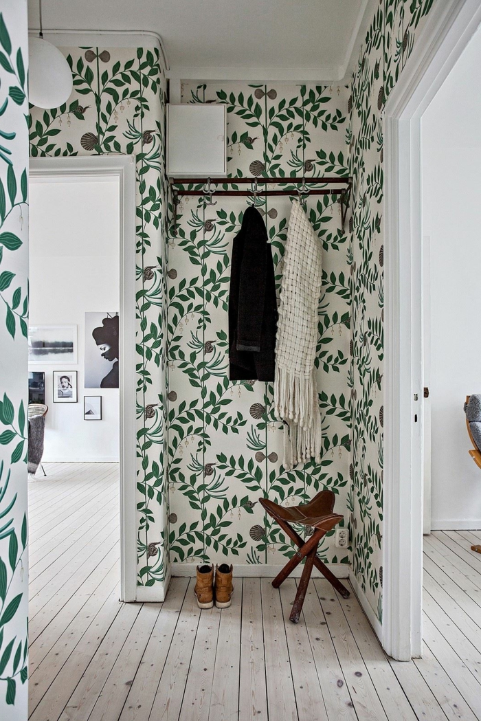 como decorar los recibidores pequeños, pequeño rincón con una silla de tres piernas y perchero, paredes con papel pintado 