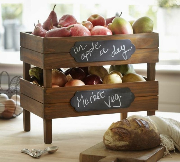 ideas para decorar la cocina con muebles DIY hechas de cajas decoradas, armario casero para almacenar frutas y verduras