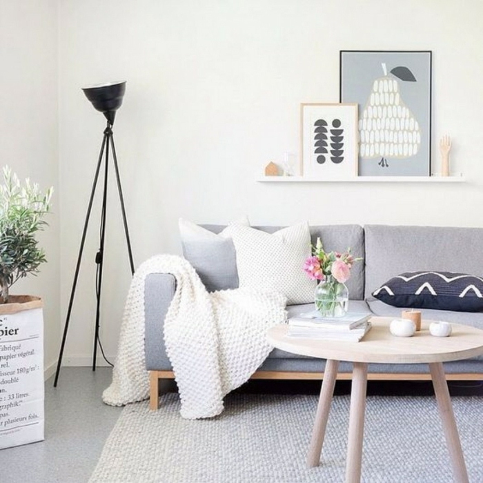 ambiente en colores claros, salón pequeño moderno con muebles de estilo minimalista, paredes en color champán 