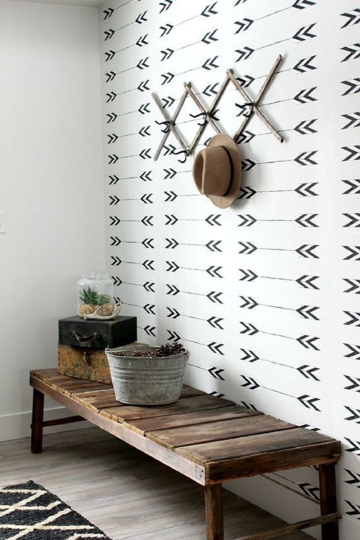 recibidor de diseño elegante y sencillo, ideas de recibidores baratos, paredes con papel pintado en blanco y negro, banco de madera vintage