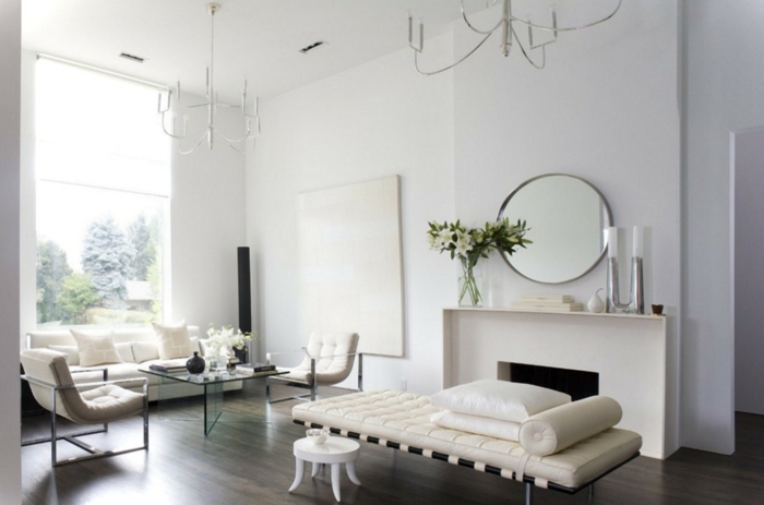 grande salon decorado en blanco con decoracion de espejo y flores, decoracion salon moderno en estilo escandinavo 