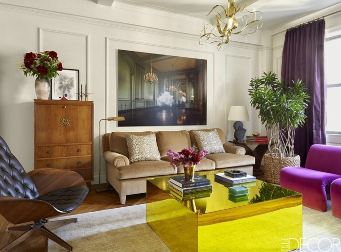 sala de estar en estilo minimalista en colores llamativos, decoración de flores y plantas verdes, salones de diseño original 