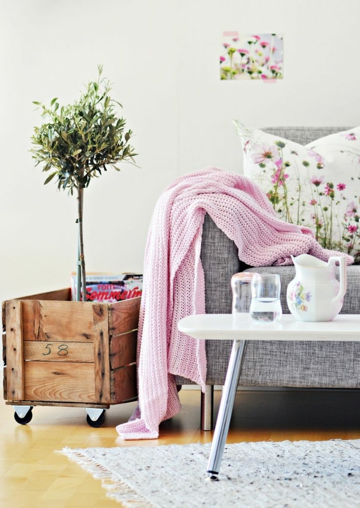 ideas de muebles hechos de cajas de fruta decoradas, macetero en ruedas DIY con plantas verdes, interior en colores pastel con motivos florales