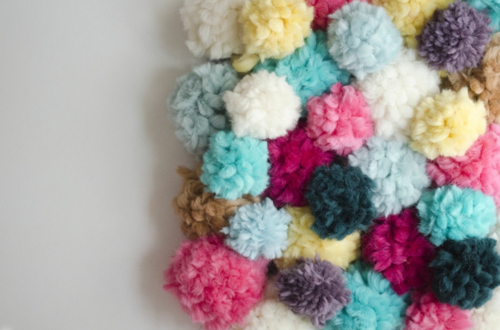 estera decorada de pompones, como hacer pompones de lana en diferentes colores, alfombra casera de encanto 