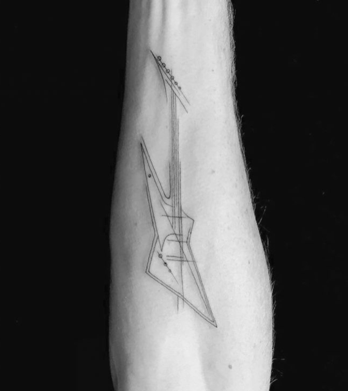 tatuaje para hombre con guitarra electrica, foto en blanco y negro, tatuajes simbolicos, antebrazo masculino, foto blanco y negro