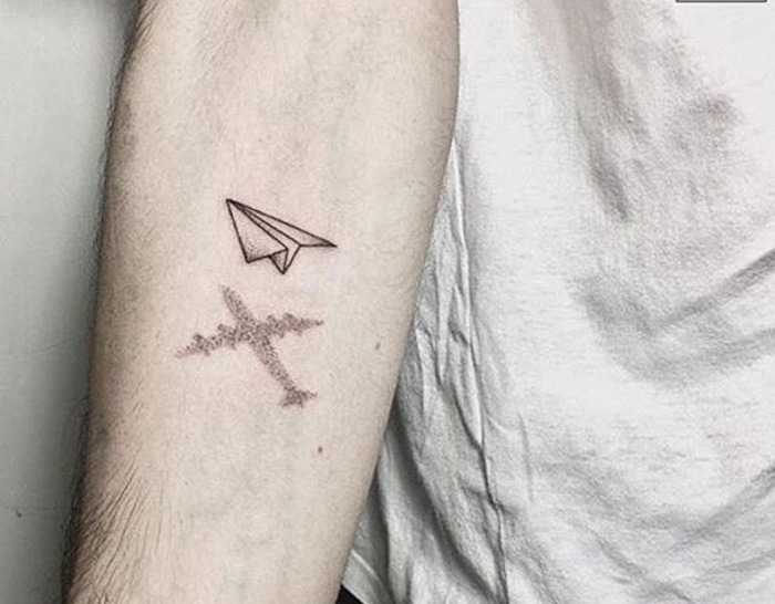 tatuajes originales, diseño de tatuaje antebrazo hombre, avion de papel y su sombra avion verdadero