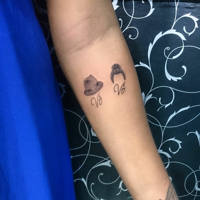 diseño original de tatuaje en el antebrazo, brazo de mujer, iniciales y gororos para mujer y hombre, tatuajes pequeños