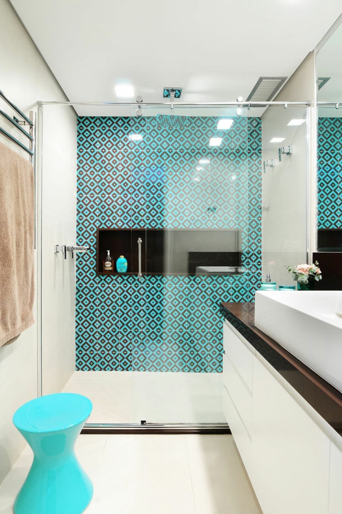 baño pequeño en estilo contemporaneo con pared de acento, espacio estrecho y largo, ducha de obra, mampara de vidrio, ideas baños pequeños