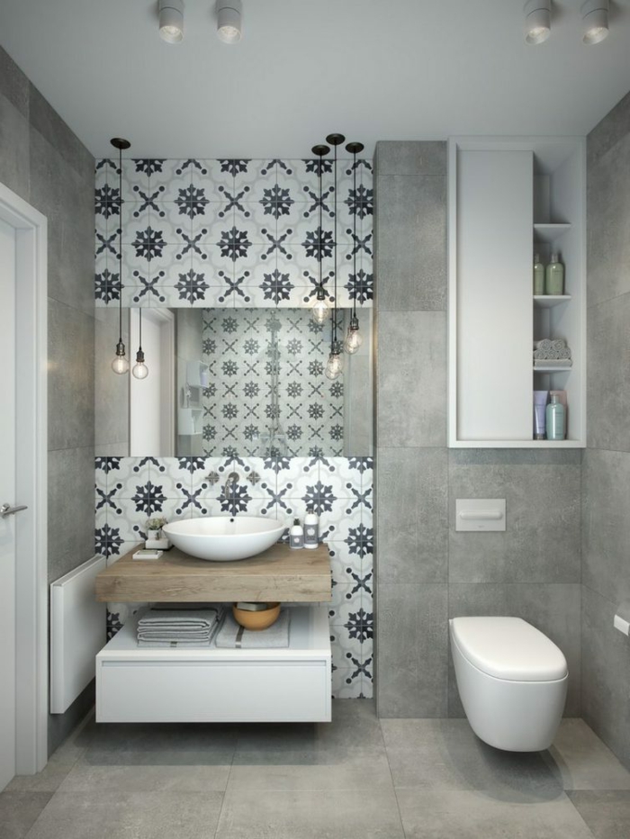 baño con pared de acento con azulejos, bombillas colgantes paralelas, decoracion en gris y blanco, baños modernos