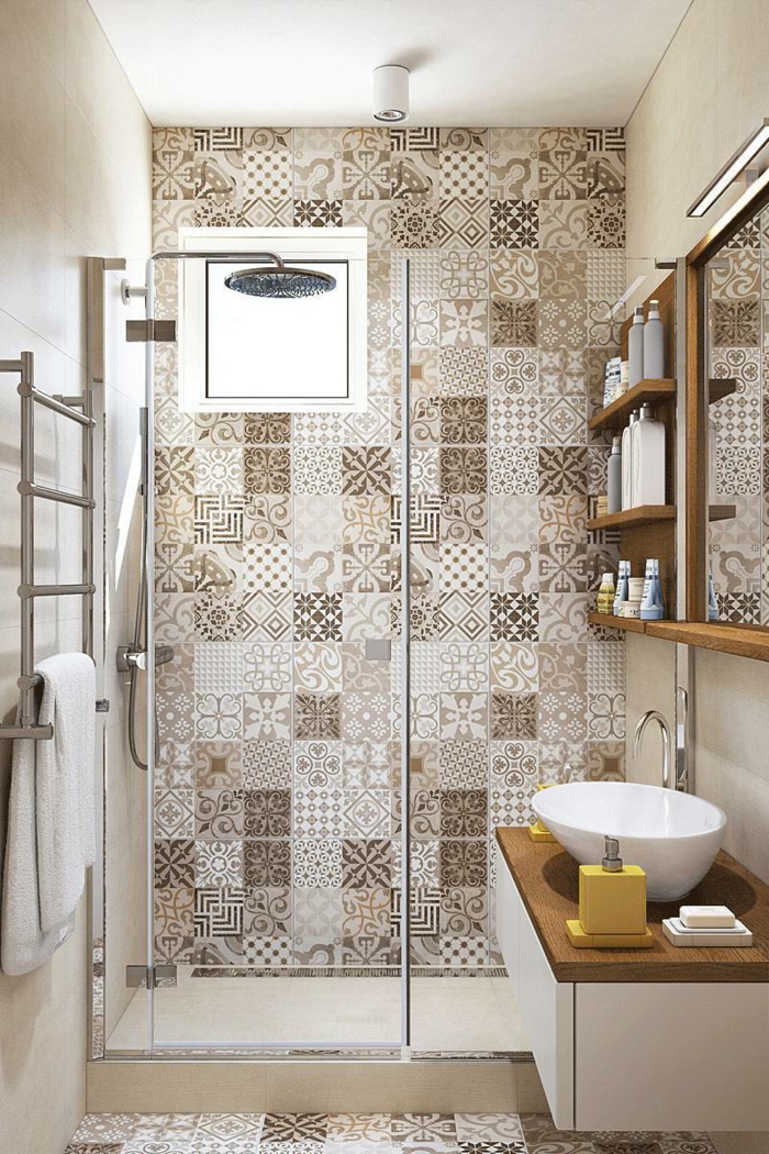 baños modernos, baño con ducha en beige y marrón, paredes con azulejos, ventana cuadrada pequeña, mueble lavabo con encimera de madera, ducha de obra con puerta de vidrio