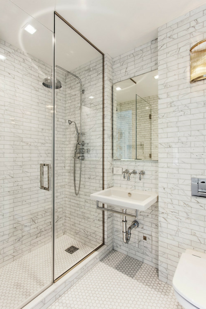 baños pequeños modernos, decoración estilo spa, espejo grande, ducha de obra con mampara alta de vidrio, lavabo sin mueble, espejo grande, baldosas rectangulares