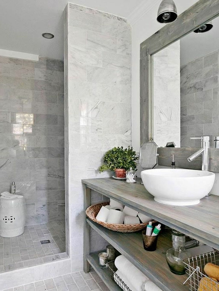baño pequeño con un toque rustico, mueble baño de madera grandes con estantes, espejo grande, cuartos de baño