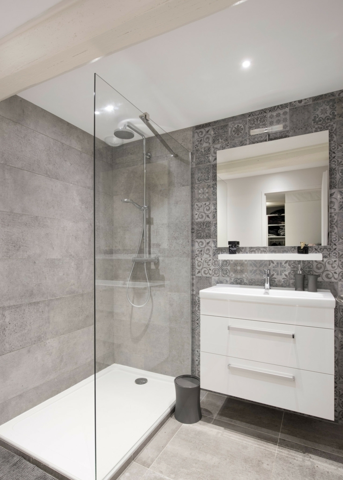 cuartos de baño pequeños, decoración eb blanco y gris ducha con plato, mampara de vidrio, meitad de pared con azulejos, mueble lavabo laminado con cajones