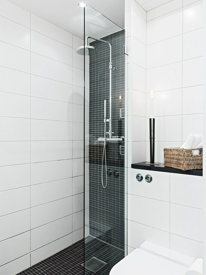 cuartos de baño, baño pequeño con ducha de obra, decoracion blanco y negro, mampara de vidrio, luces empotradas en el techo
