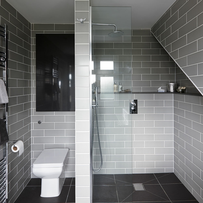 baldosas gris con líneas blancas, ducha de obra con efecto de lluvia, mámpara de vidrio, baños pequeños modernos