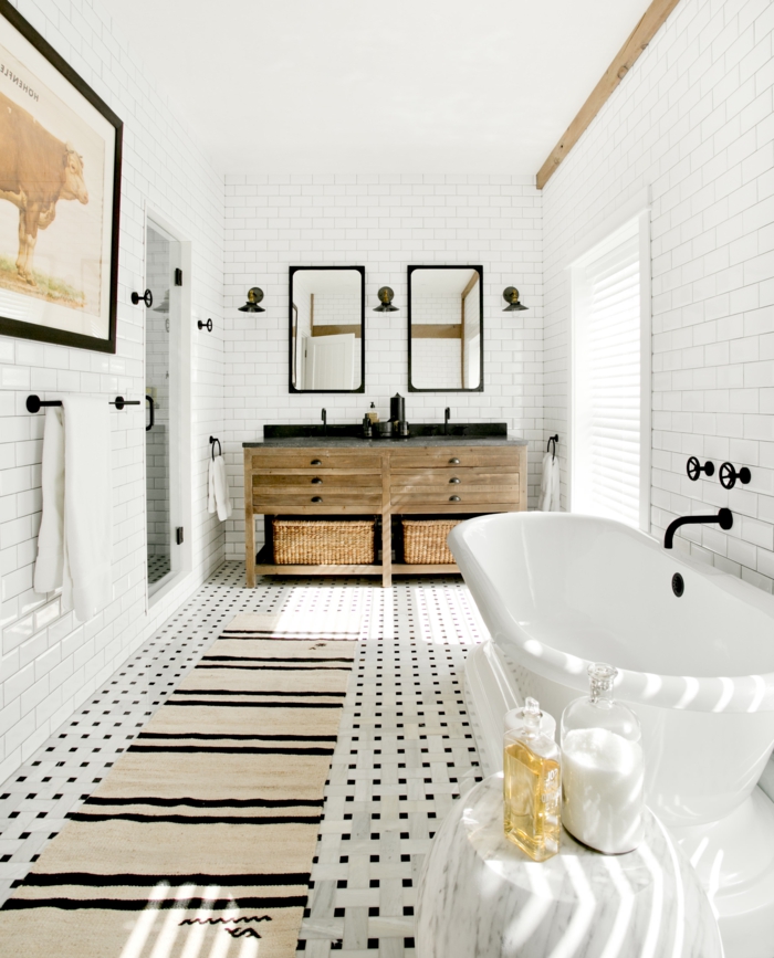 baño grande alargado decorado en blanco y negro, espejos para baños pequeños en forma rectangular, bañera moderna