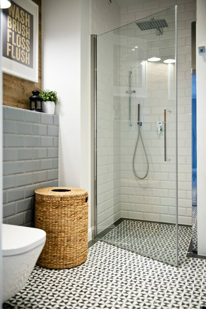 baño con ducha de obra, ladrillo visto esmaltado pintado, poster con frase, canasta tejida, ducha con efecto ducha y puerta de vidrio