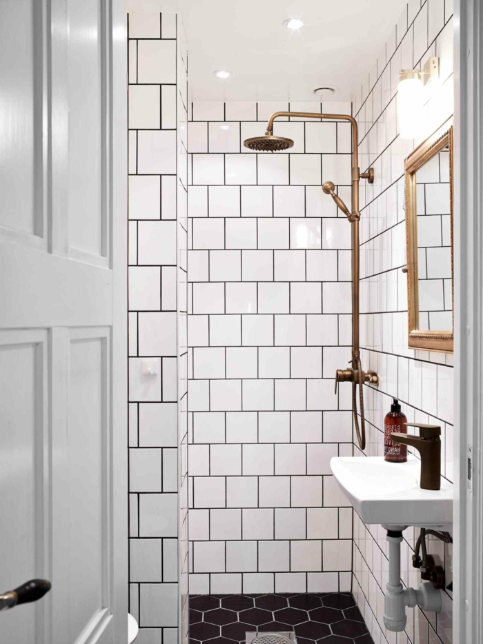 duchas de obra, idea de decoracion para baño muy pequeño, ducha y marco de espejo cobrizos, espejo rectangular, mini lavabo, azulejos en blanco y negro