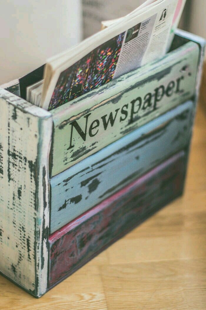 caja de madera para almacenar revistas y periodicos, caja pintada en rosado, azul y verde con efecto desgastado 