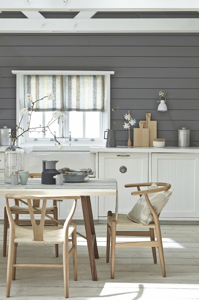 colores que combinan con gris, cocina comedor, combinación gris y blanco, mesa de madera clara, ventana pequeña, paredes de listones de madera, suelo de tarima, estilo rústico