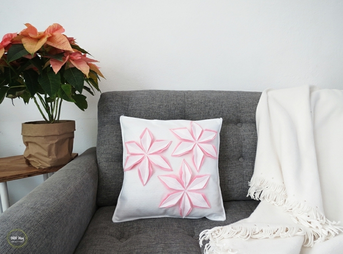 manualidades faciles para vender con tutorial detallado, bonita almohada decorativa, cojin blanco con ornamentos en forma de flores, decoración DIY para el hogar 