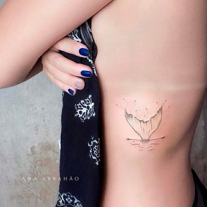 mujer con tatuaje en el torso, tatuajes originales, tattoo con cola de ballena, estilo geométrico, blanco y negro