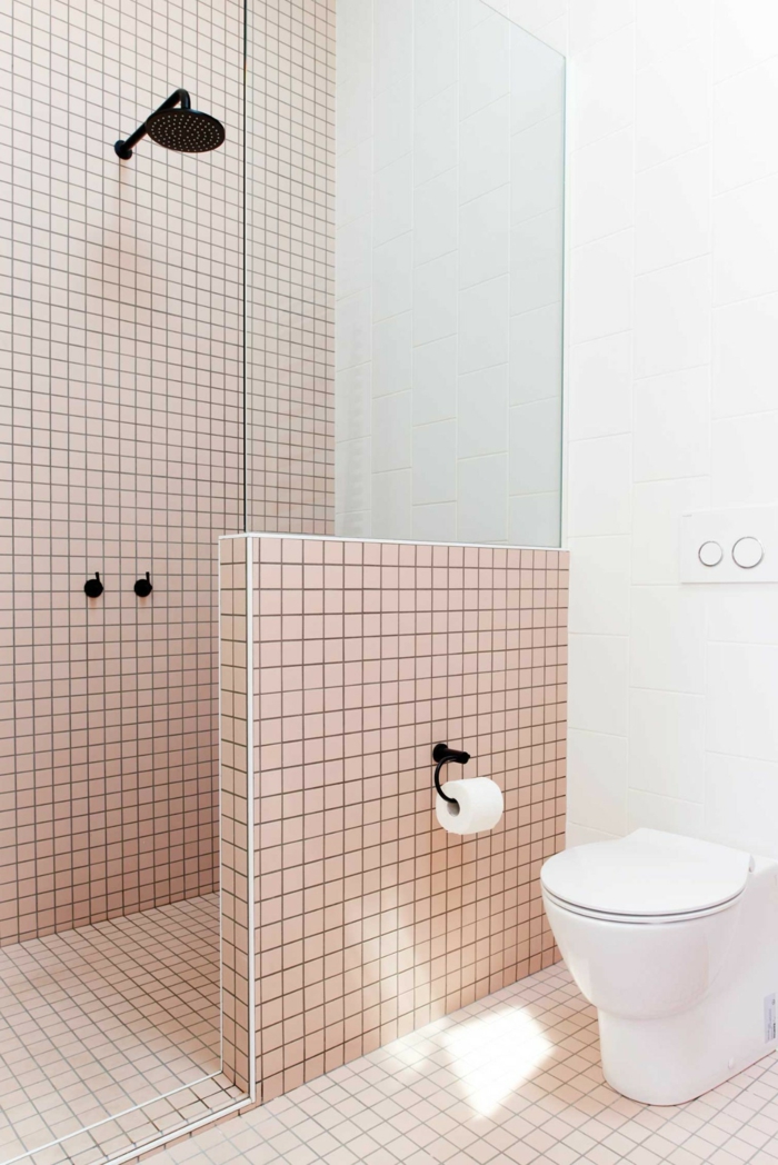 decoracion contemporanea, cuartos de baño, ducha de obra con mambara de baldosas y vidrio, color salmon combinado con negro