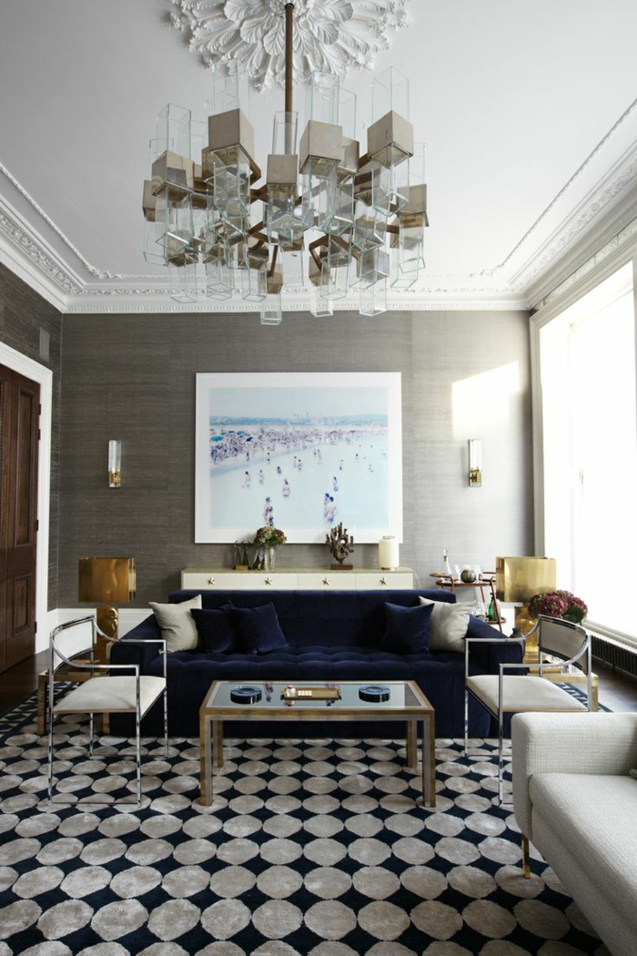 estilo vintage, habitacion gris y blanca, sofá tapizado de terciopelo en color azul, tapete con circulos, fotografia de piscina en colores, mesa de metal y vidrio