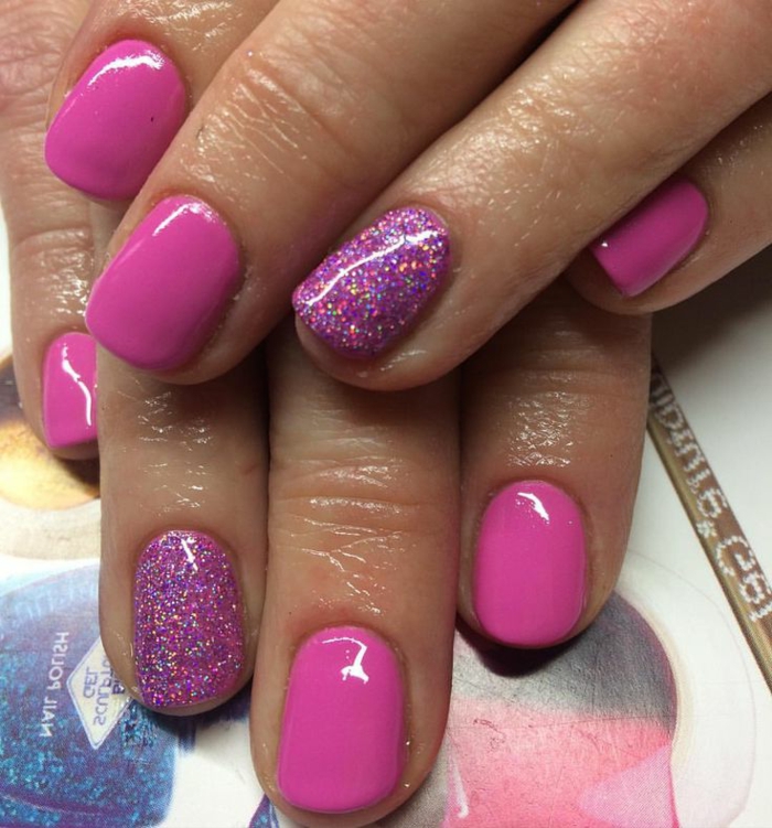 uñas en colores llamativos, decoracion de uñas en cyclamen, dedo anular pintado con purpurina, tendencias verano 2018