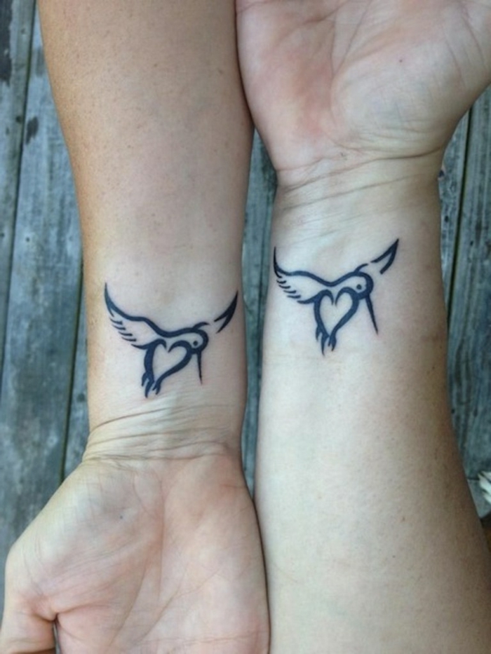 tattoo hermanas, tatuajes iguales en la mu;eca, p'ajarto con coraz'on y simbolo de infinito, blanco y negro, tatuaje con significado