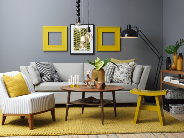 como decorar una habitacion, salon pequeño con sofá y sillon, gris oscuro combinado con amarillo, mesa redonda de madera, lámpara con brazo, tapete de ganchillo, suelo con tarima