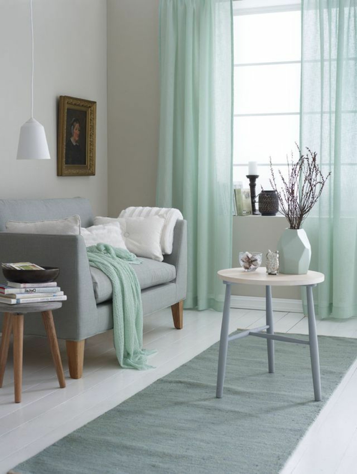 como decorar una habitacion, sofá con patas de madera, gris en combinación con blanco y verde menta, decoracion moderna, mesita redonda, cortinas ligeras, tapete
