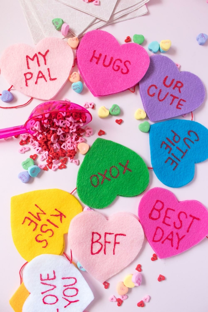 ejemplos de manualidades faciles para vender hechas de fieltro, bonita decoración colorida para el día de los enamorados 