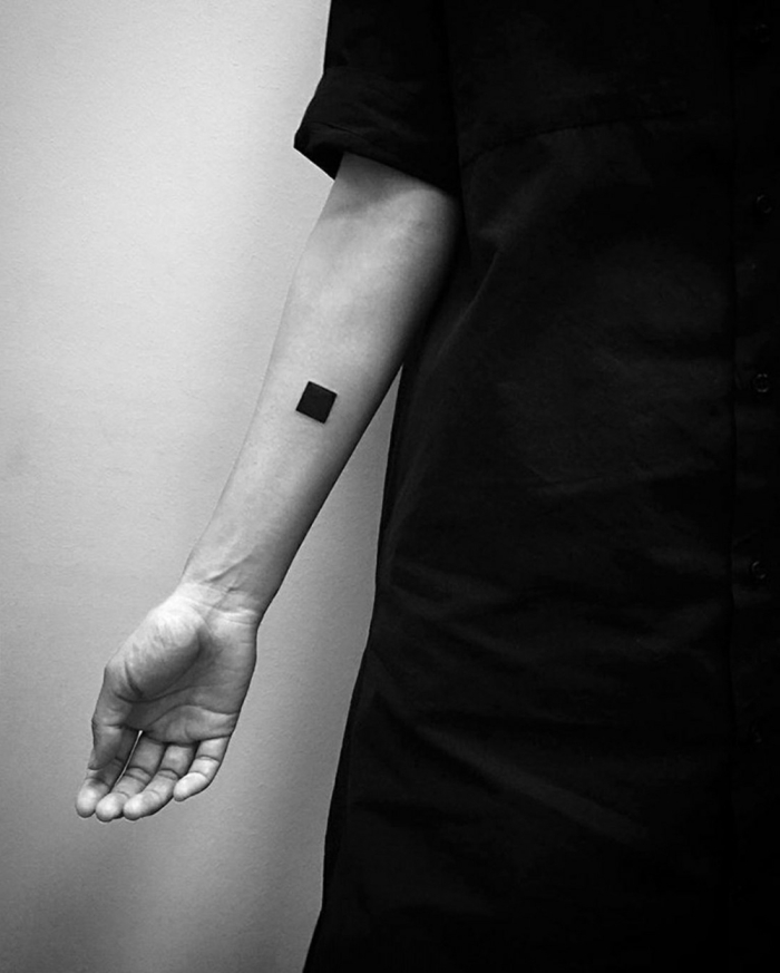 cuadrado negro sólido, diseño original tatuaje en el antebrazo, foto blanco y negro, tatuajes simbolicos
