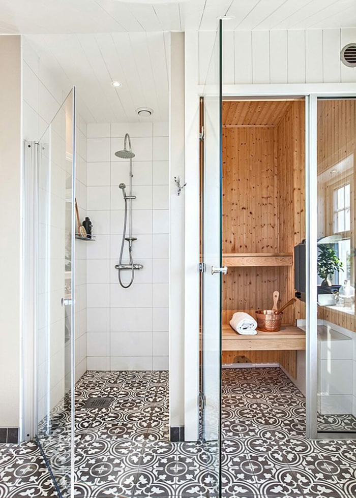 baños pequeños modernos, suelo con baldosas, ducha de obra con puerta de vidrio, sauna casera con ventanas, pared con listones de madera blancos