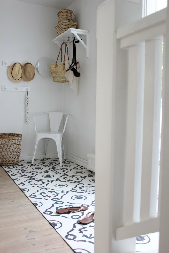 ideas para la decoración de recibidores baratos, espacio pinado en blanco con alfombra ornamentada y objetos decorativos de mimbre 